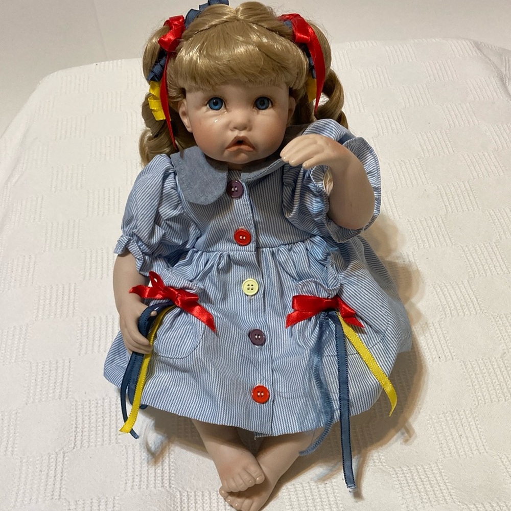 THE HAMILTON COLLECTION FINE PORCELAIN CRYNG “KAYLA” DOLL